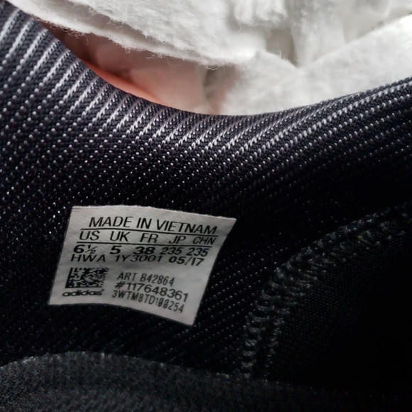 Adidas sneakers size 6.5 - Picture 3 of 4